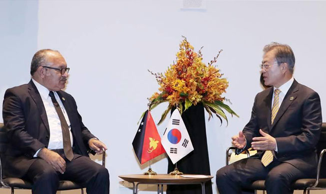 President Moon holds summit with Papua New Guinea PM