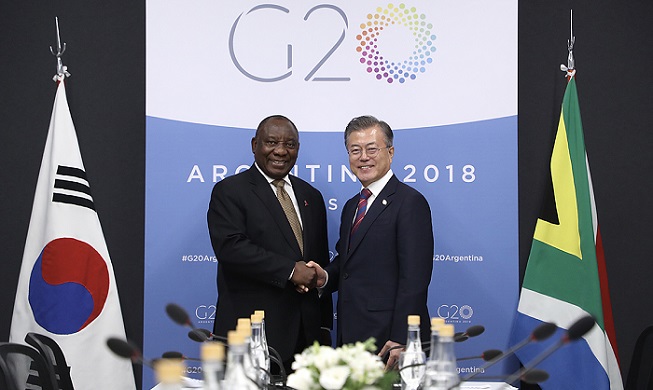 President Moon holds summit with South African President