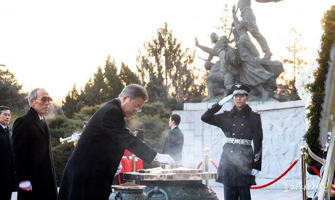 President Moon's nat'l cemetery visit begins New Year's official schedule