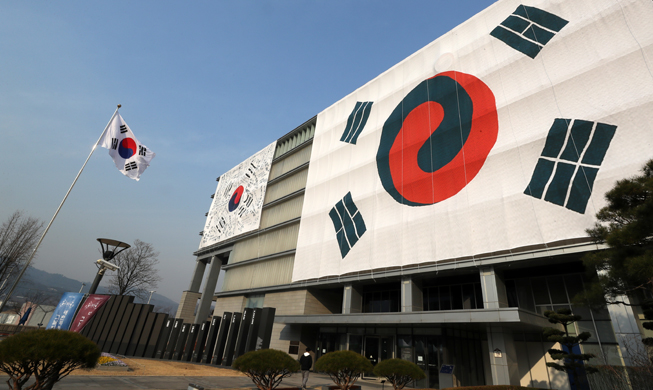 Why does Gwanghwamun Square have 8 nat'l flags hoisted?