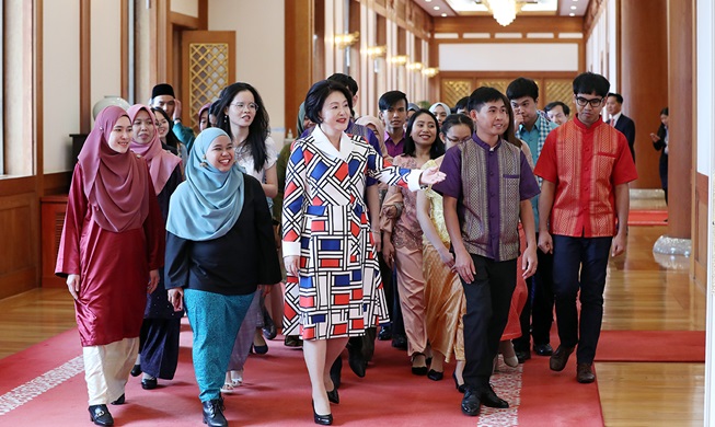 First lady hosts luncheon for int'l students from Brunei, Malaysia, Cambodia