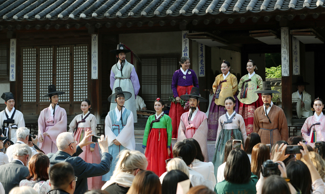 'Hello Mr. K!' comes to Changdeokgung Huwon Gardens