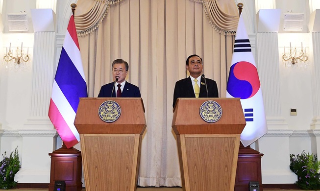 President Moon holds summit talks with Thai PM Prayut