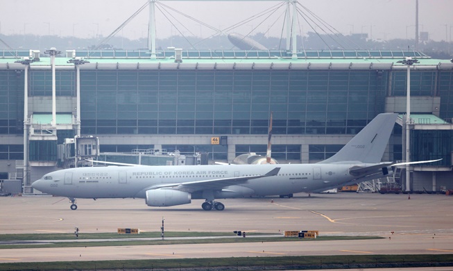 Afghan evacuees who aided Korea arrive at Incheon airport