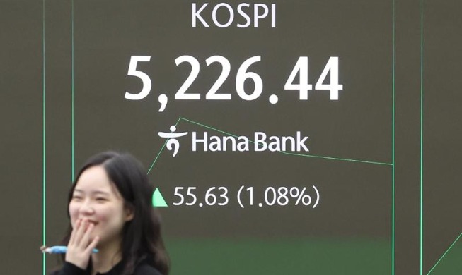 Stock market cap enters ranks of world's top 10: Bloomberg