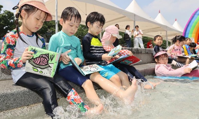 Reading books while dipping feet in cool water