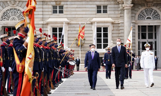 President Moon arrives as Spain's 1st state guest in COVID-19 era