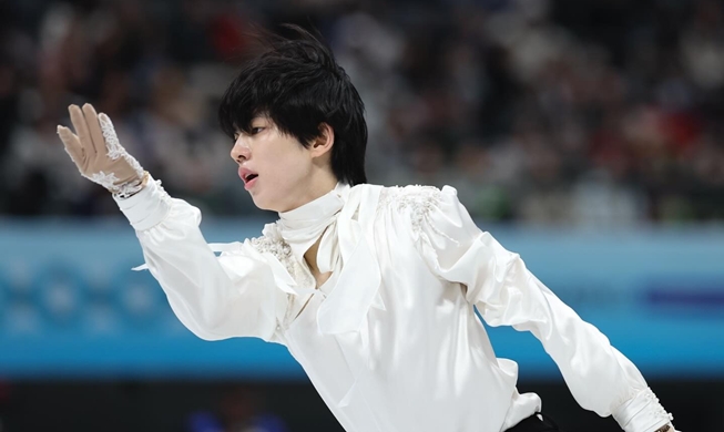  Figure skater Cha JH gets silver at final pre-Olympic meet