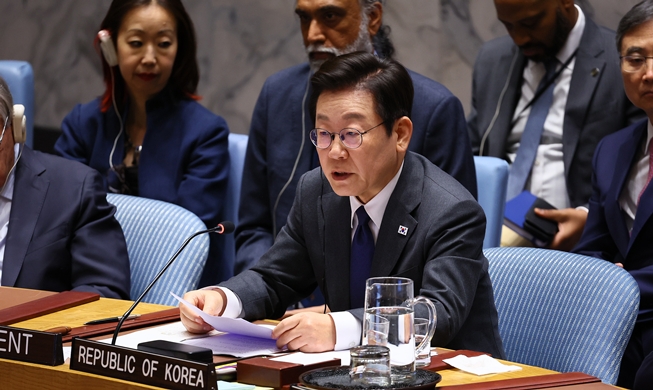 President Lee chairs open debate at UNSC, urges 'AI for all'