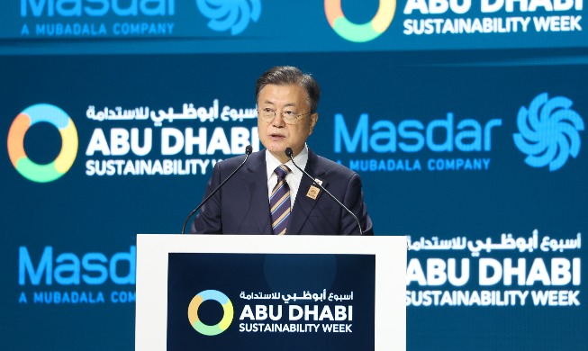 President Moon flies to S. Arabia to discuss ties, Korean biz advance