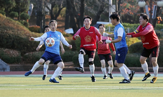 Main, opposition parties play 1st soccer game in 22 years