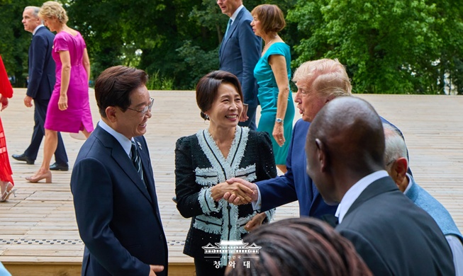 President Trump pledges peace-building role for Korean Peninsula