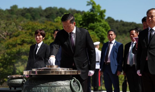 Cambodian PM Hun Manet burns incense at nat'l cemetery