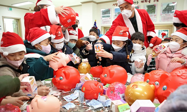 [Korea in photos] Kids open piggy banks for charity after 1 year