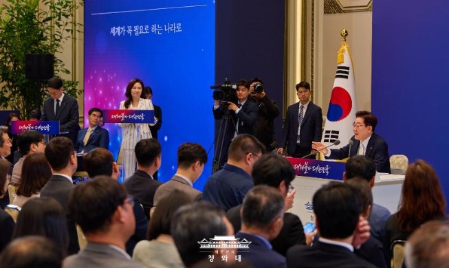 President Lee announces four tasks to make Korea 'irreplaceable'