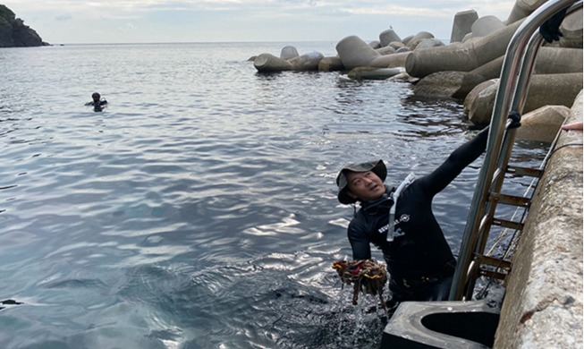 [Korea in photos] Ocean-cleaning free diver on Ulleungdo Island