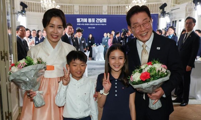 President Lee pledges to make 'better Korea' to expats in Belgium