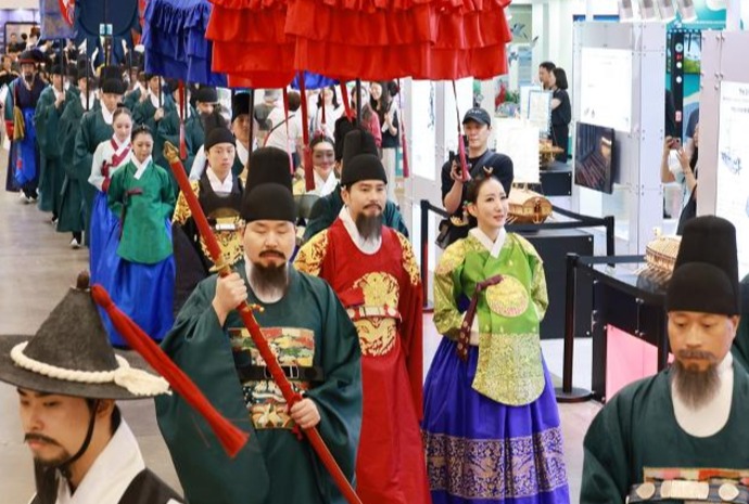 Reenactment of royal procession in Busan