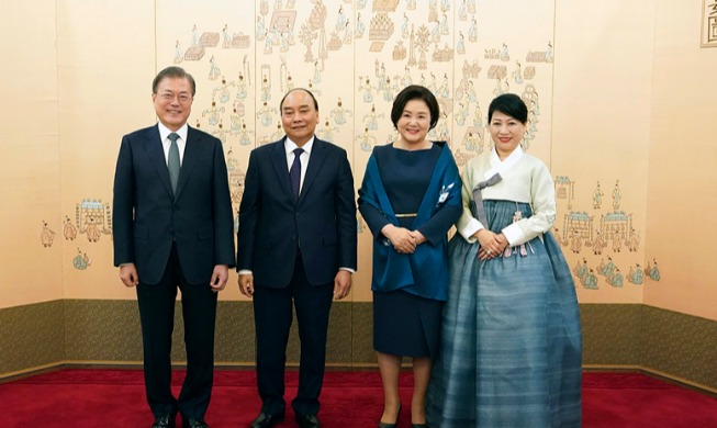 President Moon hosts bilateral summit with Vietnamese PM