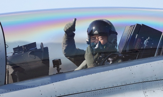 [Korea in photos] 1st Korean president to fly on fighter jet