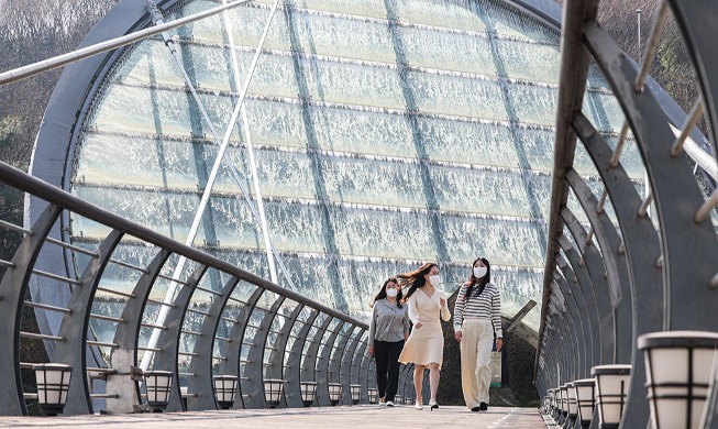 Water screen fountain of Aqua Art Bridge launched for spring