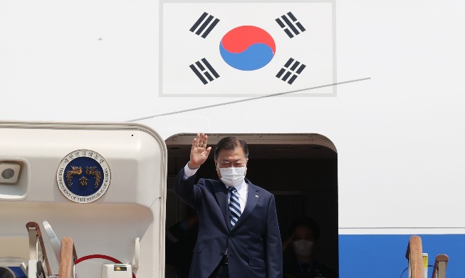 President Moon departs for US to attend summit