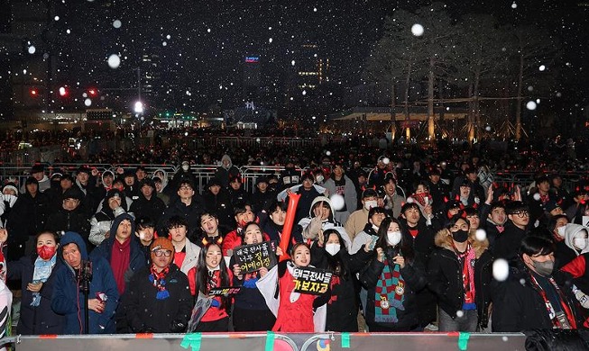 Red Devils cheer for Korea in downtown Seoul despite snow