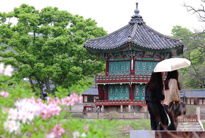 Spring 'Grain Rain' at royal palace