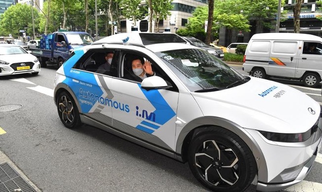 Self-driving cars able to make U-turns, change lanes tested in Seoul