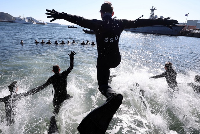 Elite naval unit braves bone-chilling winter cold