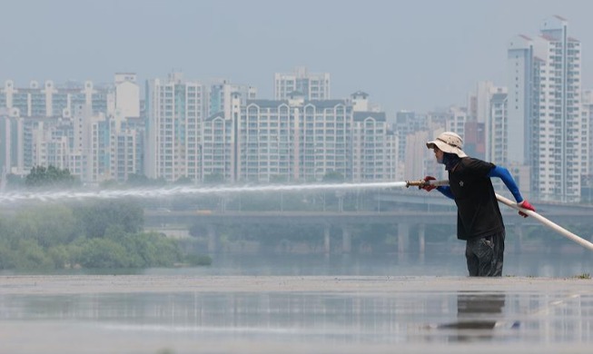 Spraying water to cool off in Seoul