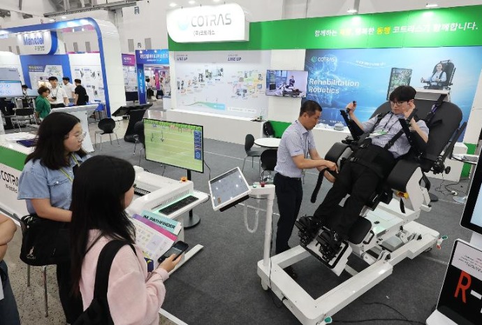 Trying medical device at Medi Expo Korea