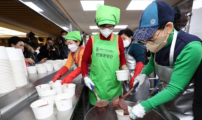 Sharing red bean porridge during winter solstice