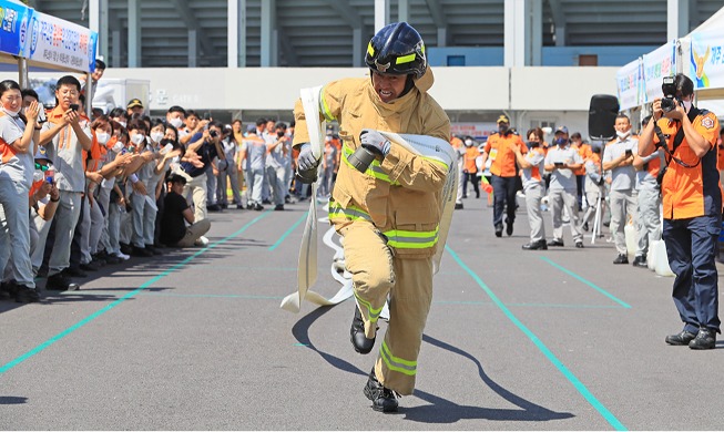 Skills contest for volunteer firefighters on Jeju Island