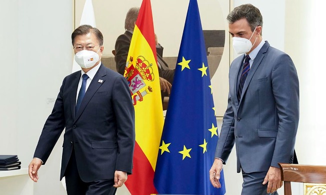 President Moon, Spain agree to upgrade ties to 'strategic partnership'