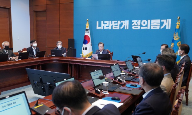 Opening Remarks by President Moon Jae-in at Meeting with His Senior Secretaries