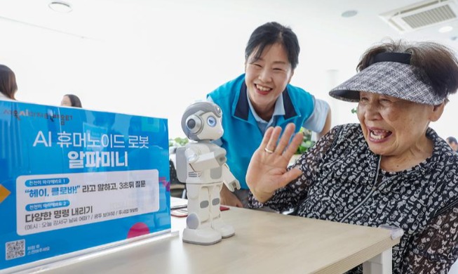 AI courses help elderly embrace digital, rekindle joy of learning