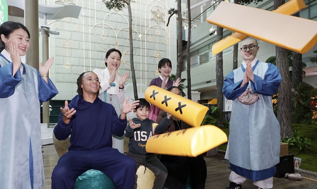 Foreign tourists play traditional game before Lunar New Year