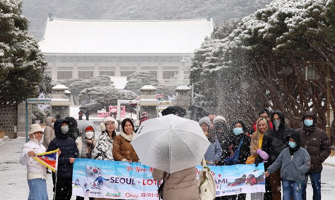 Tour group visits snow-covered Cheong Wa Dae