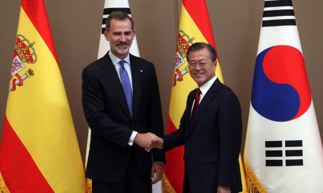 President Moon hosts summit with Spanish King Felipe VI