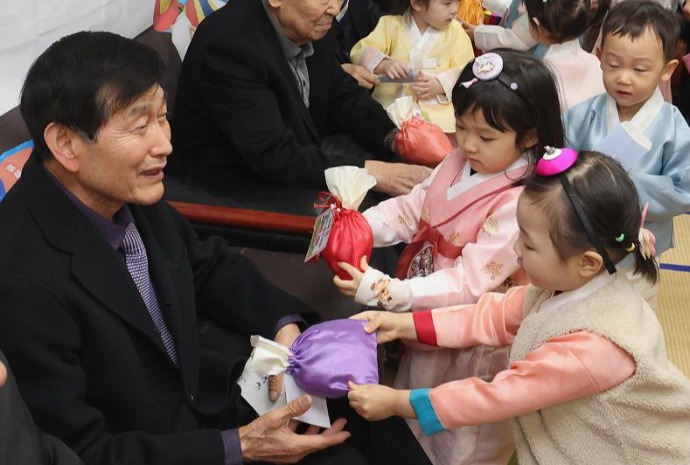 Honoring elders with rice cakes