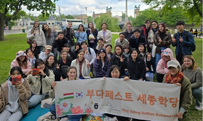 Top teacher says 'experience new world via learning Korean'