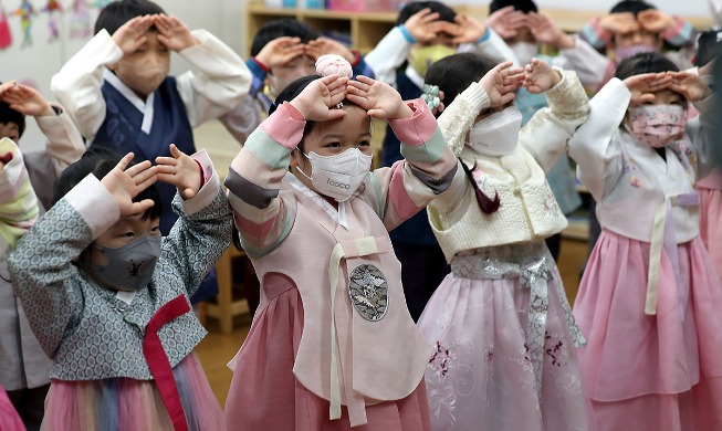 Children learn to do deep traditional bow