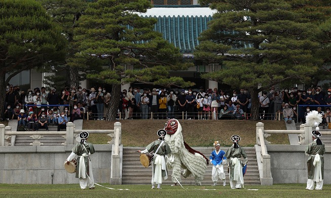 Lion mask appears at Cheong Wa Dae