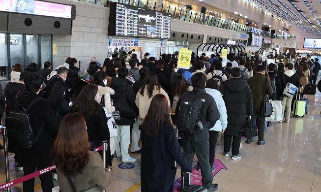 Gimpo airport packed day before Seollal holiday starts