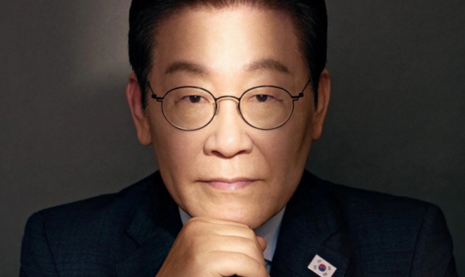 President Lee pledges to 'stand with US, manage China ties well'