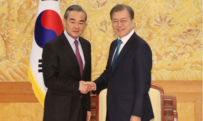 President Moon holds talks with Chinese FM in Seoul