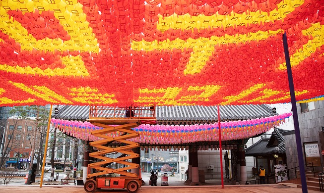 Hanging lanterns at Jogyesa Temple