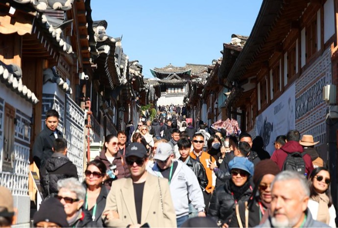 Hordes of tourists in Bukchon Hanok Village of Seoul