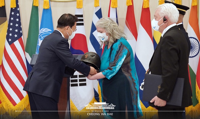 President Moon honors 2 foreign Korean War veterans